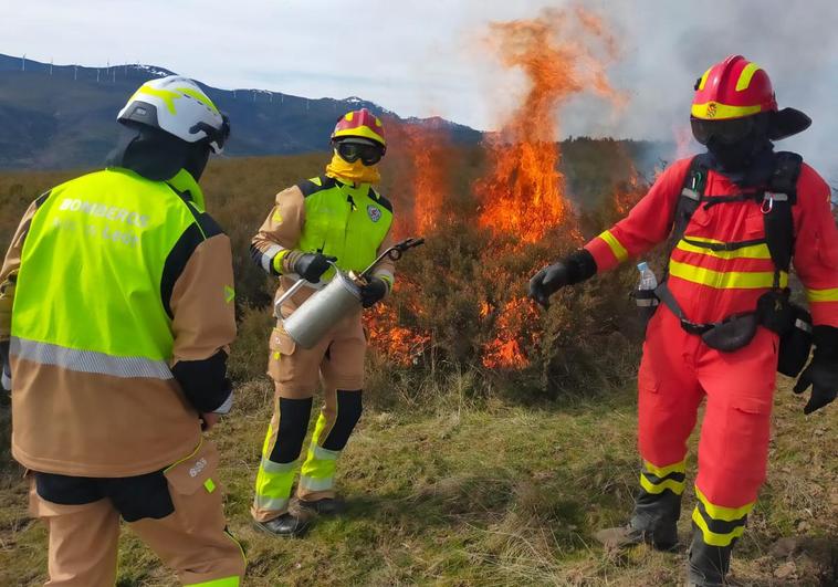 Bomberos de León y bomberos forestales realizan unas jornadas de fuego técnico